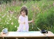 Autistisch meisje schildert en verkoopt werk met succes
