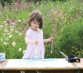 Autistisch meisje schildert en verkoopt werk met succes