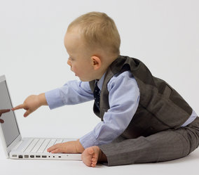 Kinderen van drie jaar twee uur per dag achter computer